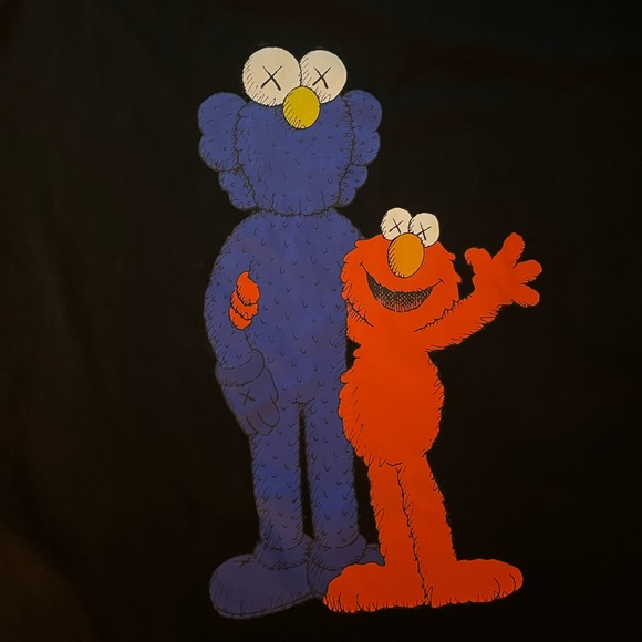 Kaws X Uniqlo X Sesame Street BFF Elmo Tee NWOT - Picture 4 of 7